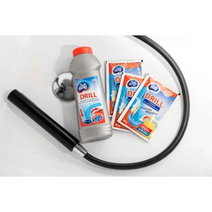 Zestaw środków czyszczących t.b.t. z butelką i saszetkami do czyszczenia odpływów.