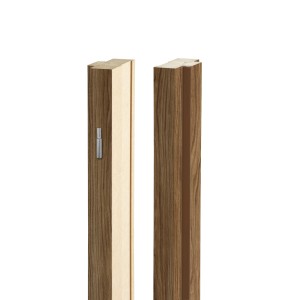 t.b.t. Drewniane ościeżnice drzwiowe, zbliżenie na teksturę i kolor.