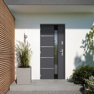 Nowoczesne szare drzwi wejściowe z wstawką szklaną i poziomymi listwami ozdobnymi. Kategoria: Drzwi zewnętrzne.