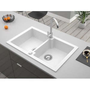 Biały zlewozmywak granitowy t.b.t. z dwiema komorami i baterią.