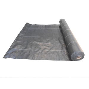 Rolka czarnej agrowłókniny z białymi paskami. Folia ogrodowa.