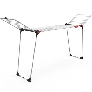 Metalowa suszarka na pranie t.b.t., idealna do suszenia ubrań.