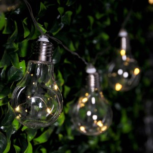 Dekoracyjny łańcuch świetlny zewnętrzny z żarówkami.