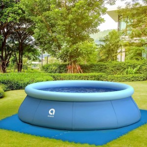 Niebieski basen naziemny na macie podłogowej Basenowa w ogrodzie.