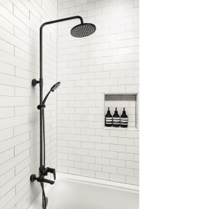 Czarna kolumna prysznicowa t.b.t. z deszczownicą i słuchawką na białej ścianie.