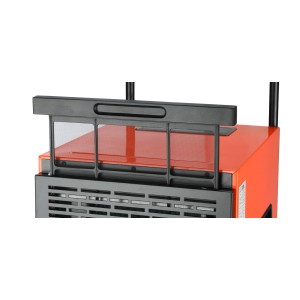 Zbliżenie nawilżacza powietrza t.b.t. z czarną kratką i pomarańczową obudową.