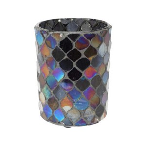 Dekoracyjny świecznik t.b.t. z mozaikowym wzorem dla nastrojowego oświetlenia.