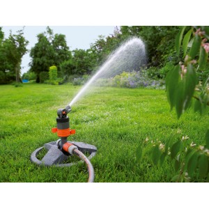 Zraszacz turbinowy Gardena Comfort z saniami w użyciu, nawadnia trawnik.