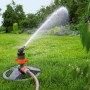 Zraszacz turbinowy Gardena Comfort z saniami w użyciu, nawadnia trawnik.
