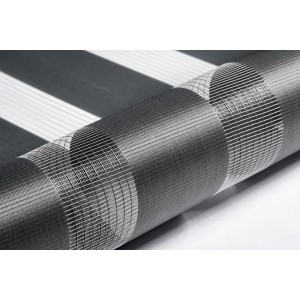 Zbliżenie szarej rolety t.b.t. w paski.