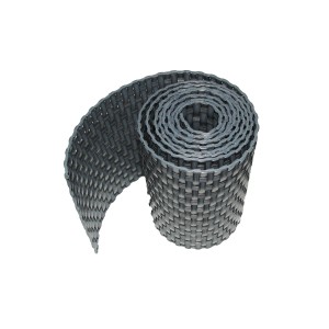 Szara mata ogrodzeniowa t.b.t. zwinięta, wzór plecionki.