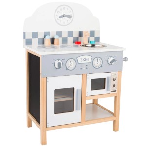 Drewniana kuchnia dla dzieci z piekarnikiem, mikrofalówką i akcesoriami.
