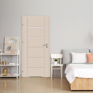 Beżowe drzwi wewnętrzne z czterema poziomymi paskami w nowoczesnej sypialni.