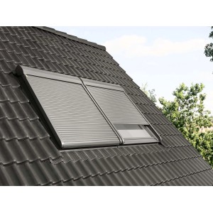 Roleta elektryczna Velux SML CK02, ciemnoszara, zamontowana na oknie dachowym.