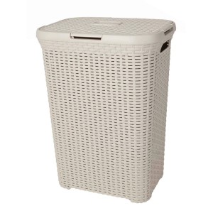 Beżowy kosz na pranie z pokrywą, imitujący rattan.