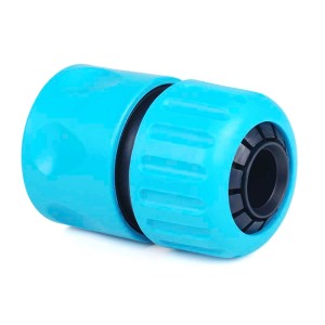 Niebieskie złącze do węża wodnego do węży ogrodowych.