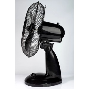 Czarny wentylator stołowy z osłoną.