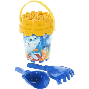 Żółte wiaderko do piasku z sitkiem i niebieskie łopatki do piaskownicy.