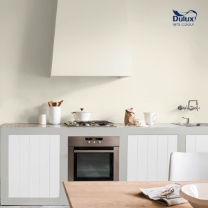 Jasna kuchnia z farbą t.b.t. na ścianie i okapie.