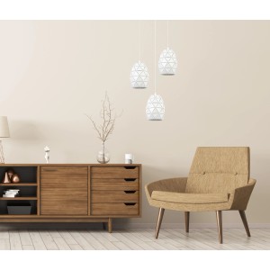 Trzy białe lampy wiszące t.b.t. z geometrycznym wzorem nad salonem.