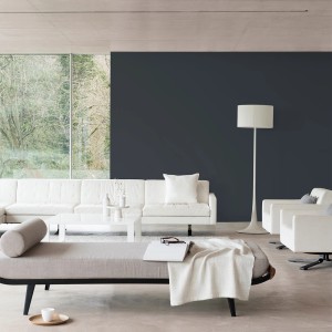 Nowoczesny salon z ciemno pomalowaną ścianą. Kolorowa farba do ścian dla stylowego otoczenia.