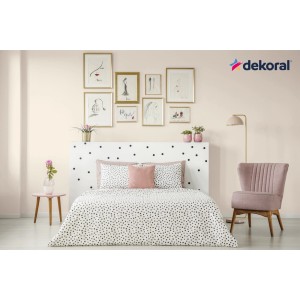 Pokój dzienny z farbą ścienną w jasnym odcieniu. Kolorowe farby do ścian.