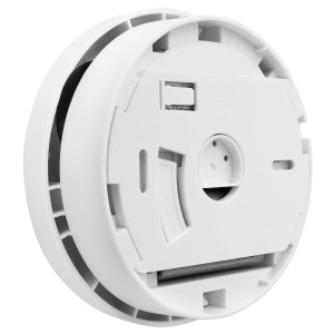 Zbliżenie białego czujnika dymu/alarmu, widok od spodu z elementem montażowym.