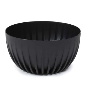 Czarna miska na rośliny t.b.t. z żebrowaną powierzchnią.