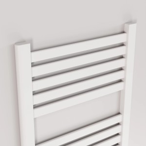 Zbliżenie białego grzejnika t.b.t. z poziomymi listwami.