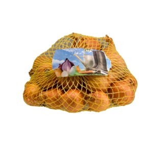 Cebule w siatce, żółta skórka, warzywa do kuchni.