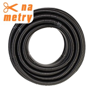 Czarny karbowany wąż do oczka wodnego, zwinięty. Akcesoria do pielęgnacji oczka.