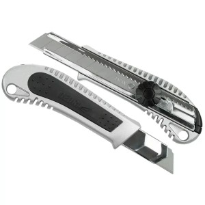 Dwa noże segmentowe t.b.t. ze srebrną obudową i czarną rękojeścią.