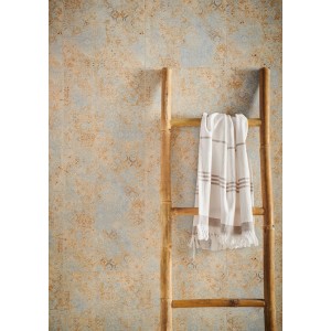 Płytki ścienne t.b.t. ze wzorem w beżu i błękicie, ręcznik na drabinie.