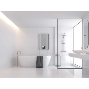 Srebrny bojler t.b.t. w nowoczesnej łazience z wanną i prysznicem.