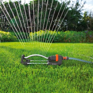 Zraszacz Gardena Aqua S 220: Prostokątny zraszacz do precyzyjnego i równomiernego nawadniania trawnika.