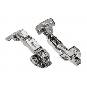 Dwa błyszczące metalowe zawiasy meblowe do montażu.