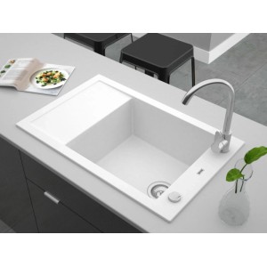 Biały zlewozmywak granitowy t.b.t. z ociekaczem i baterią.