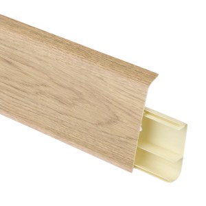 Jasna listwa przypodłogowa z dekorem drewna i kanałem kablowym.
