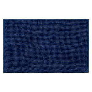 Niebieski dywanik łazienkowy t.b.t. o teksturowanej powierzchni.