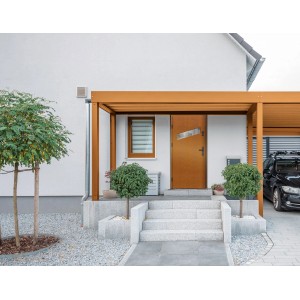 Nowoczesne drzwi zewnętrzne (t.b.t.) w kolorze drewna z wstawką szklaną przed białym domem.