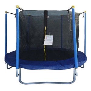 Niebieska trampolina z siatką zabezpieczającą do zabawy w ogrodzie.