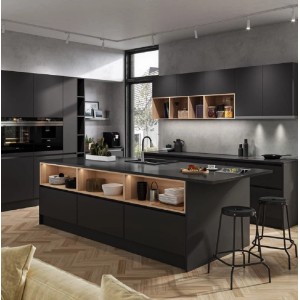 Nowoczesna czarna kuchnia z wyspą i baterią jednouchwytową.