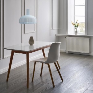 Jasnoniebieska lampa wisząca t.b.t. nad stołem jadalnym z krzesłem. Nowoczesna lampa do jadalni.