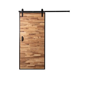 Drewniane drzwi przesuwne z czarnym okuciem do szklanych drzwi przesuwnych.