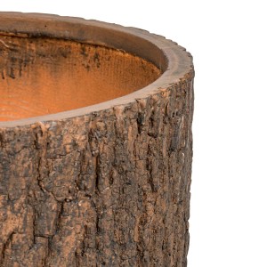 Zbliżenie brązowej donicy t.b.t. o wyglądzie pnia drzewa.