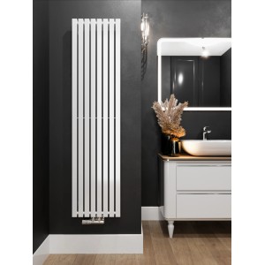 Biały grzejnik t.b.t. w nowoczesnej łazience.