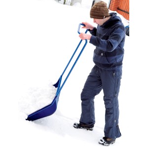Mężczyzna odśnieża niebieską łopatą do śniegu. Kategoria: Łopaty do śniegu.