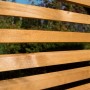 Drewniany płot/ekran prywatności do ogrodu i na patio. Naturalny odcień drewna.