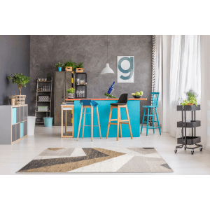 Nowoczesny dywan ze wzorem geometrycznym w salonie.