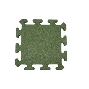 Zielona mata puzzlowa t.b.t. do sprzętu zabawowego, idealna do użytku na zewnątrz.